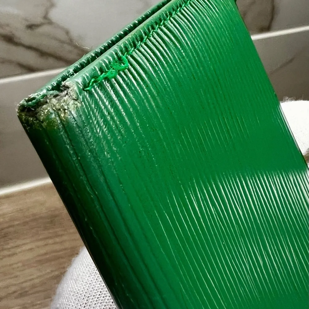 Louis Vuitton Vintage Porte 2 Cartes Vertical Wallet in Green Epi Leather
